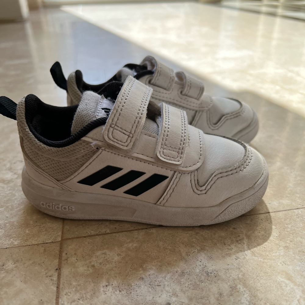 COPY - EUC - Adidas tennis shoes in white and blue